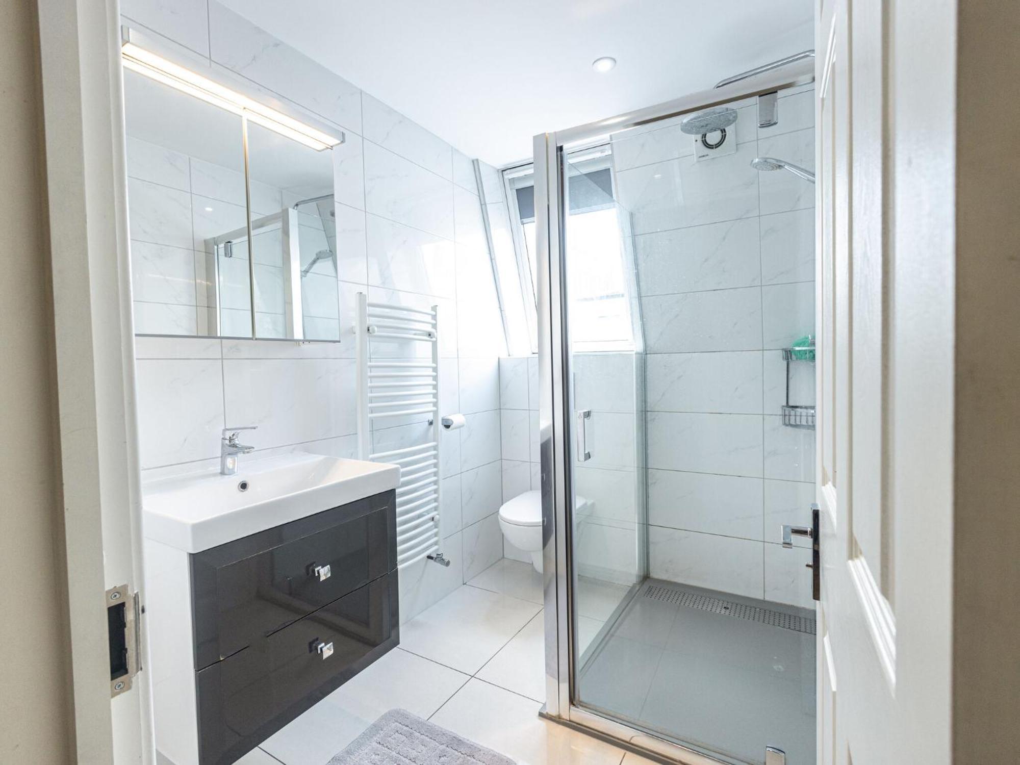 Apartament Family-friendly 3-bedroom Sojo In Londra